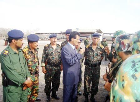 وزير الداخلية لدى تفقده عددا من الوحدات الأمنية بمحافظة عدن أمس